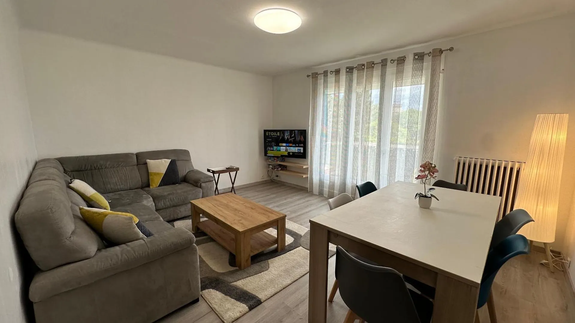 Appartement Lumineux Avec Balcon 카르팡트라